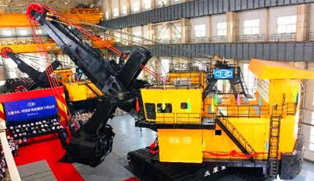 米乐M6官方网站中国最大的挖掘机一铲可挖135吨料一个月挖空一座煤矿(图2)