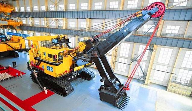 米乐M6官方网站中国最大的挖掘机一铲可挖135吨料一个月挖空一座煤矿(图4)